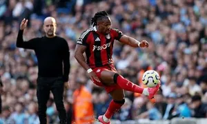 Guardiola bức xúc khi hàng thủ Man City bị chỉ trích Guardiola bức xúc khi hàng thủ Man City bị chỉ trích