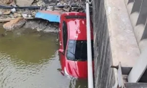 Ôtô lao xuống sông, bốn người thoát nạn