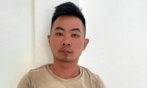 Tên cướp dí dao, ép chủ nhà mở cửa để tháo chạy